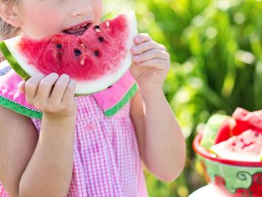 Barn der spiser et stykke vandmelon